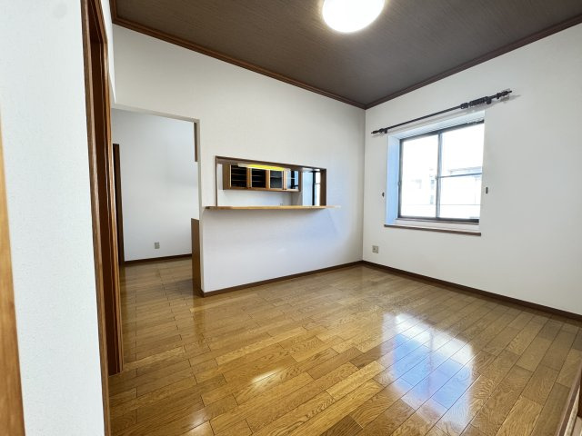 文京町三丁目中古住宅の居間・リビング|■リビングは単独で14.0帖ございます。南窓は電動シャッター完備！