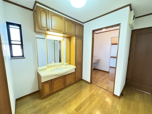 文京町三丁目中古住宅の独立洗面台|■1階の洗面化粧台（2階にも洗面台がございます）