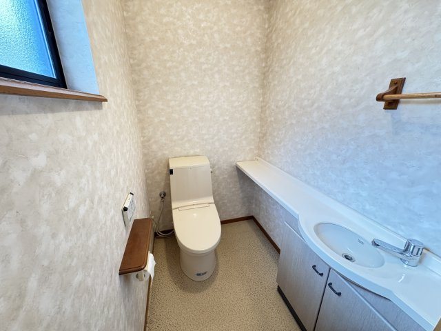 文京町三丁目中古住宅のトイレ|■トイレは各階にございます