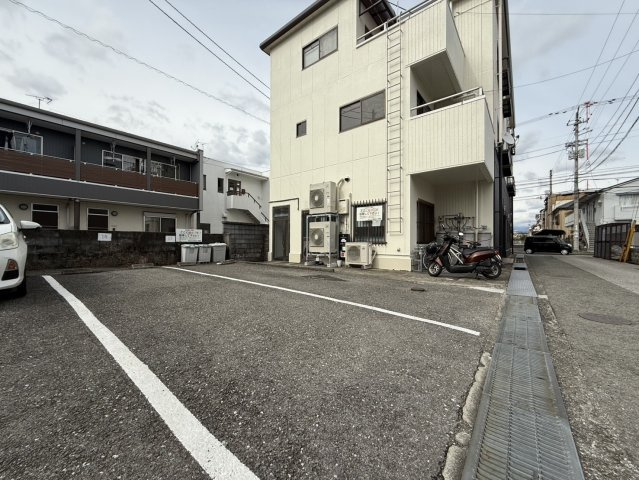 エナール高須の駐車場