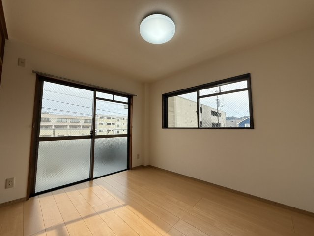 エナール高須の洋室