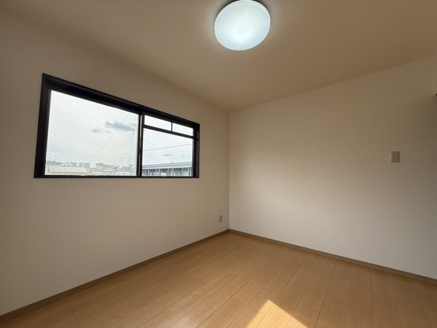 エナール高須の洋室