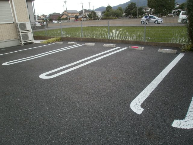エルミタージュＣの駐車場