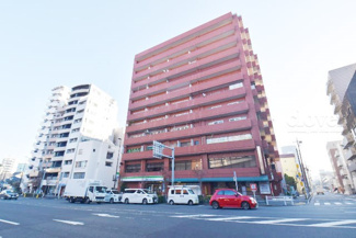 【外観】 | 青空によく映える建物です。手入れの行き届いた外壁やマンション正面エントランスなど、綺麗な姿をぜひ一度、現地にてご覧ください。～即日のご見学可能～　お問合せはお気軽にどうぞ。