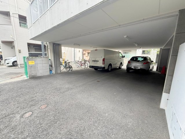 レッドウェル菅原の駐車場