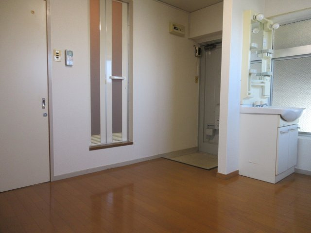 マンション朝霧1号館の玄関