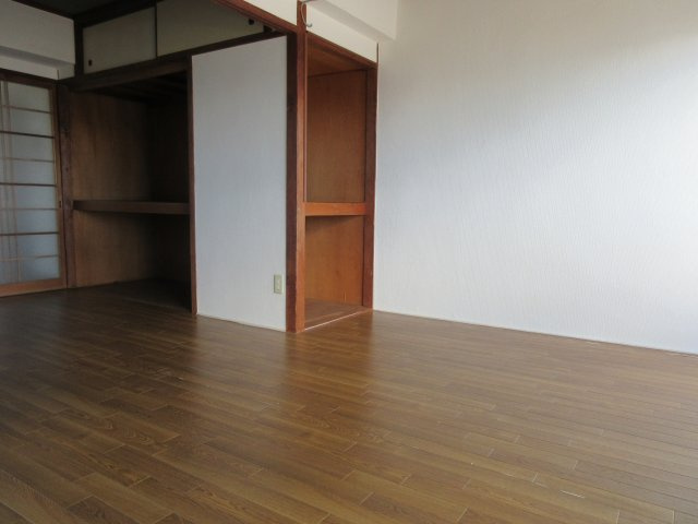 マンション朝霧1号館の洋室