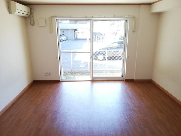 泉大津市助松町３丁目のハイツの居間・リビング|使いやすい居間です