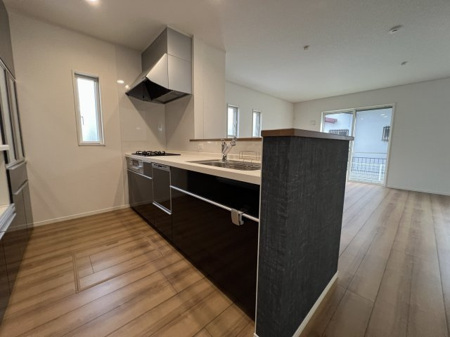 武蔵村山市伊奈平6丁目　新築戸建全1棟のキッチン|料理をしながらでもご家族との会話を楽しめる対面キッチン