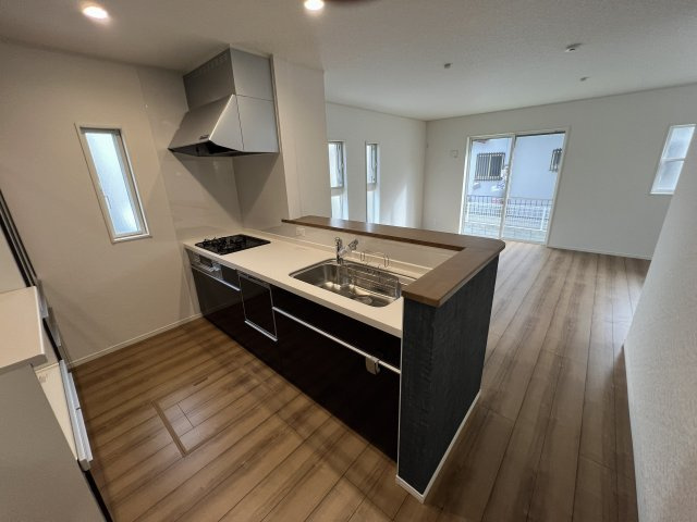 武蔵村山市伊奈平6丁目　新築戸建全1棟のキッチン|手元が隠れるキッチンは奥様の味方です。