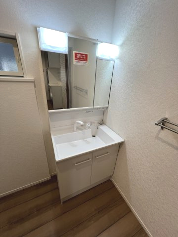 武蔵村山市伊奈平6丁目　新築戸建全1棟の独立洗面台|身だしなみを整えやすく、収納たっぷりの三面鏡付洗面化粧台☆