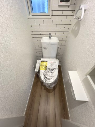 武蔵村山市伊奈平6丁目　新築戸建全1棟のトイレ|1階温水シャワートイレ