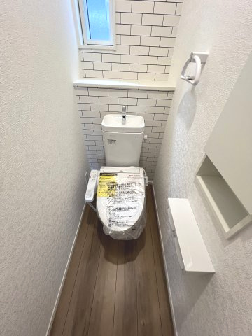 武蔵村山市伊奈平6丁目　新築戸建全1棟のトイレ|2階温水シャワートイレ