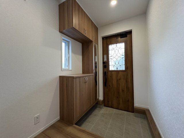 武蔵村山市伊奈平6丁目　新築戸建全1棟の玄関|お出かけ前の身だしなみチェックに便利な全身ミラー付き☆