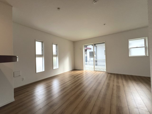 武蔵村山市伊奈平6丁目　新築戸建全1棟の居間・リビング|インテリアの映える広々としたリビング。室内明るく、ゆったり快適に過ごせます♪