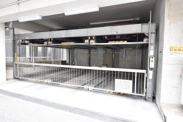 アーデン上本町の駐車場