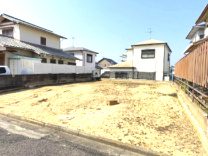 泉南市新家サングリーン　建築条件無し土地分譲の外観|前面道路は4.7ｍのゆったり幅で、大きな車や駐車が苦手な方でも余裕があり安心です。