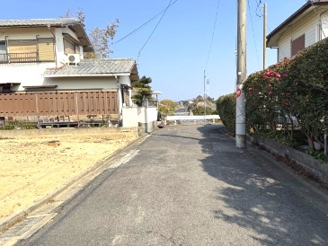 泉南市新家サングリーン　建築条件無し土地分譲の前面道路含む現地写真|前面道路幅4.7ｍ■都市ガス・公共下水・上水道引込み済