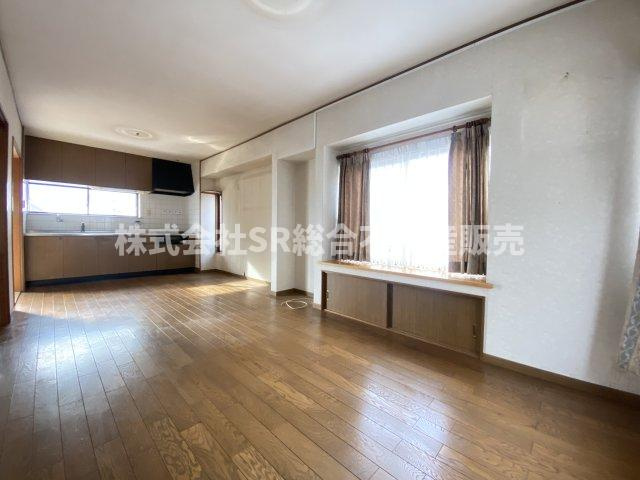 上四条町中古戸建の居間・リビング|12帖のリビングでゆったりとお過ごし頂けます！