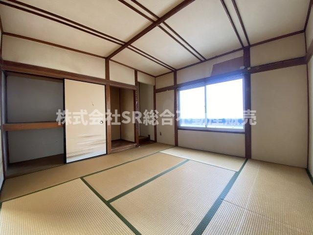上四条町中古戸建の寝室|広くて明るい寝室