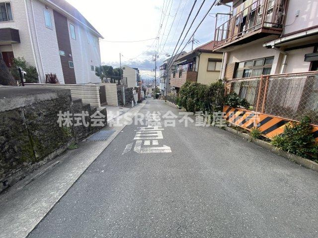 上四条町中古戸建の前面道路含む現地写真|前面道路含む現地写真です