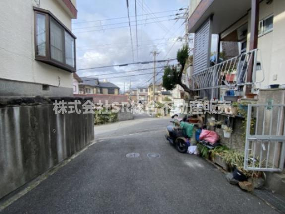 上四条町中古戸建の前面道路含む現地写真|前面道路含む現地写真です