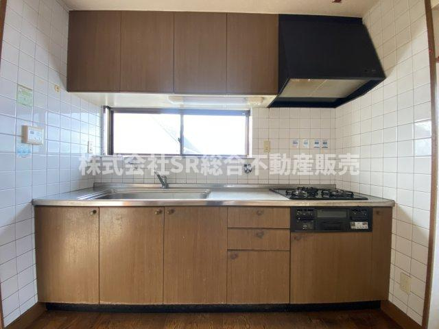 上四条町中古戸建のキッチン|3口ガスシステムキッチンにはグリル付きでお料理快適です！キッチンからの眺めがいいです☆