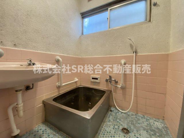 上四条町中古戸建の浴室|お風呂には窓もあり、換気がバッチリとできます☆