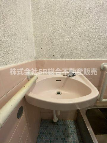 上四条町中古戸建の洗面所|お風呂に洗面があります。