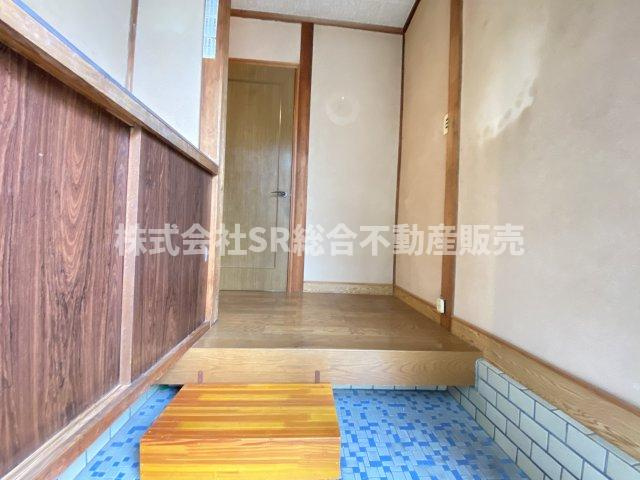 上四条町中古戸建の玄関|玄関にはシューズボックスもございます！