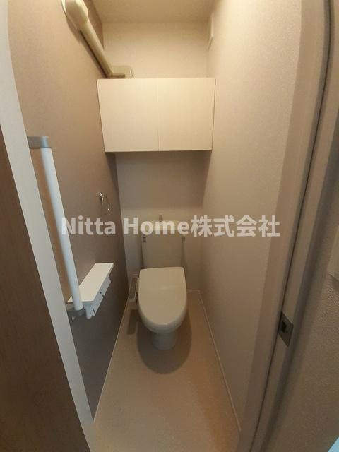 ボン・クールⅢのトイレ|上にはトイレットペーパーなどをストックできる棚がついています◎