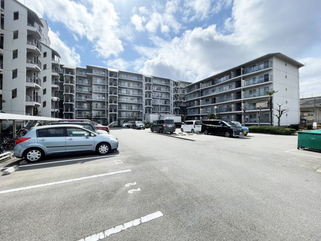 京都ロジュマン島町A棟の駐車場|敷地内駐車場です。