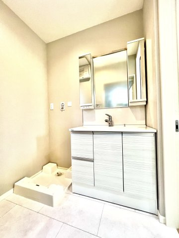 【独立洗面台】 | 練馬区土支田3丁目　新築戸建4790万円 | ◇収納力のあるワイド洗面◇洗濯機置場にはガス栓付◇