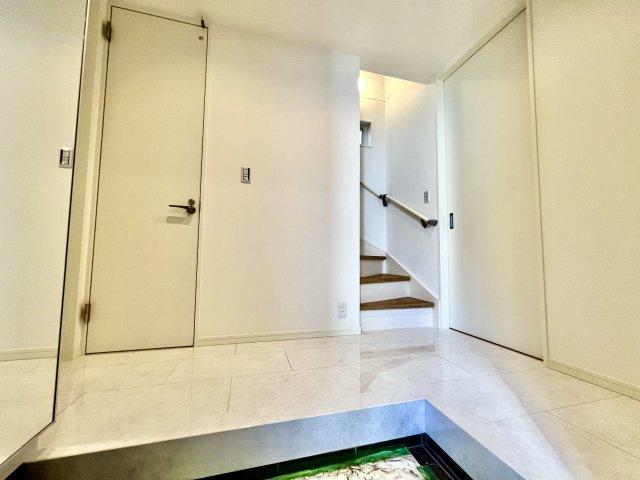 【玄関】 | 練馬区土支田3丁目　新築戸建4790万円 | ◇広々玄関◇大理石調の床が豪華です◇