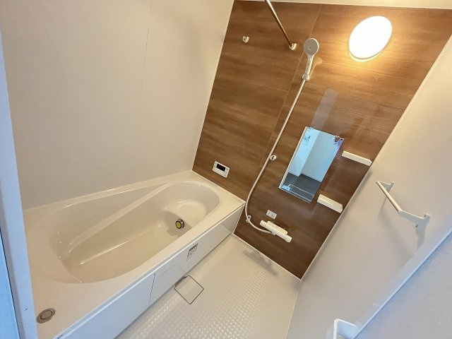 【浴室】 | 糟屋郡志免町片峰中央4丁目1期　1号棟（全2棟）【仲介手数料無料・0円】 | 現地写真。浴室です。