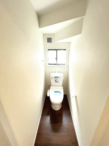 【トイレ】 | 糟屋郡志免町片峰中央4丁目1期　1号棟（全2棟）【仲介手数料無料・0円】 | 現地写真。1階のトイレです。