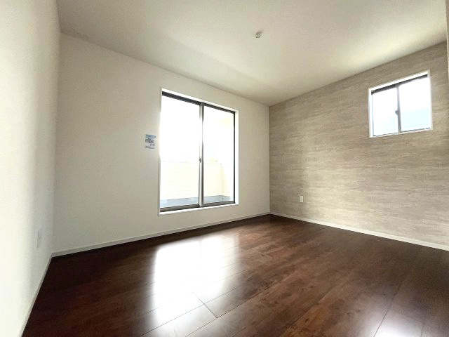 【寝室】 | 糟屋郡志免町片峰中央4丁目1期　1号棟（全2棟）【仲介手数料無料・0円】 | 現地写真。2階主寝室です。