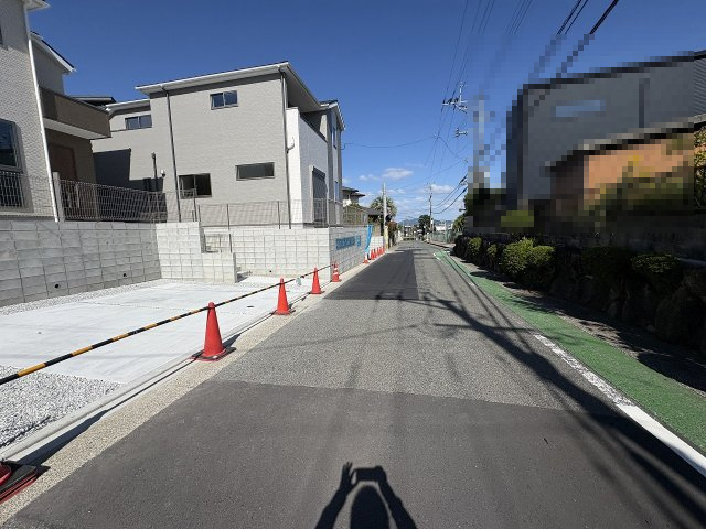 【その他】 | 糟屋郡志免町片峰中央4丁目1期　1号棟（全2棟）【仲介手数料無料・0円】 | 現地写真。前面道路です。