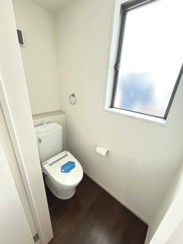 【トイレ】 | 糟屋郡志免町片峰中央4丁目1期　1号棟（全2棟）【仲介手数料無料・0円】 | 現地写真。2階にもトイレです。
