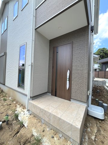 【玄関】 | 糟屋郡志免町片峰中央4丁目1期　1号棟（全2棟）【仲介手数料無料・0円】 | 現地写真。