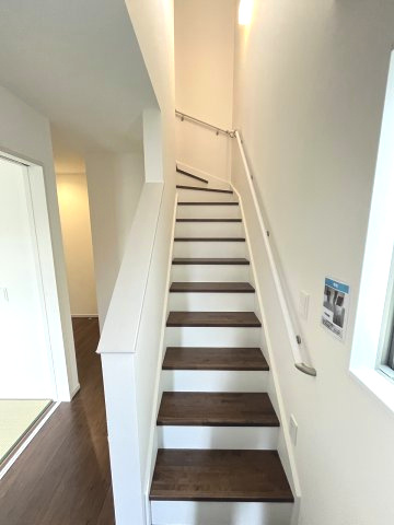 【内装】 | 糟屋郡志免町片峰中央4丁目1期　1号棟（全2棟）【仲介手数料無料・0円】 | 現地写真。2階へ上がる階段です。手摺もついて安全ですね。