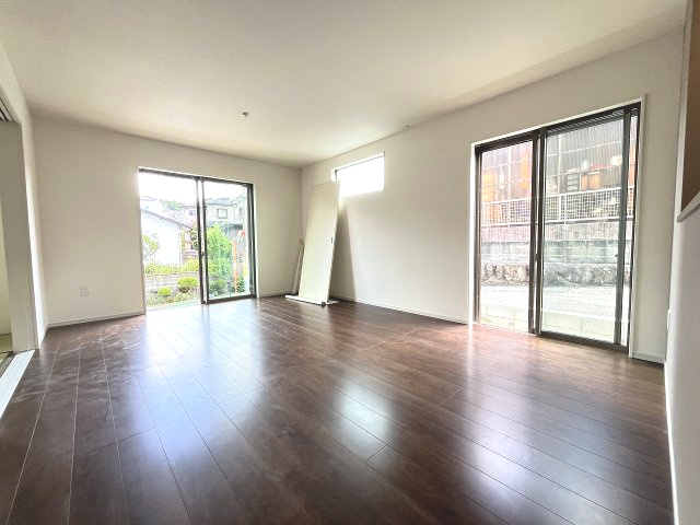 【居間・リビング】 | 糟屋郡志免町片峰中央4丁目1期　1号棟（全2棟）【仲介手数料無料・0円】 | 現地写真。