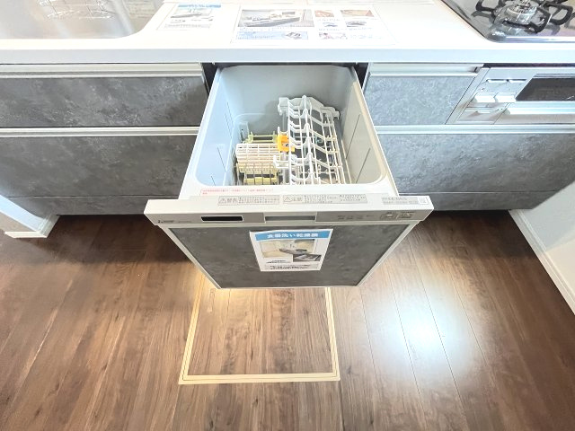 【キッチン】 | 糟屋郡志免町片峰中央4丁目1期　1号棟（全2棟）【仲介手数料無料・0円】 | 現地写真。食洗器が付いてます。