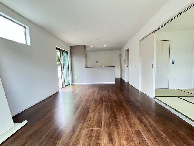 【居間・リビング】 | 糟屋郡志免町片峰中央4丁目1期　1号棟（全2棟）【仲介手数料無料・0円】 | 現地写真。リビングです。