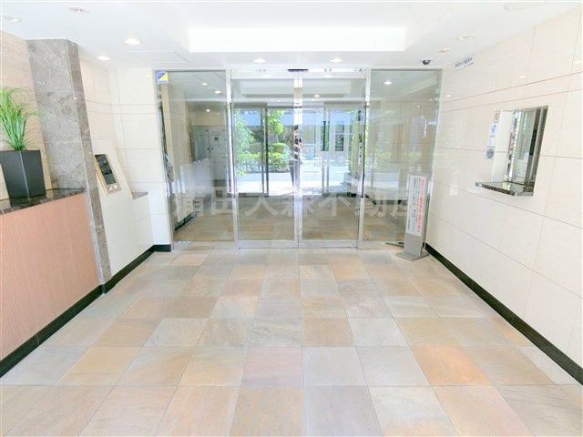 日神パレステージ大森町のエントランス|防犯カメラTVモニター付オートロック宅配BOXメールBOX管理人室　エントランス