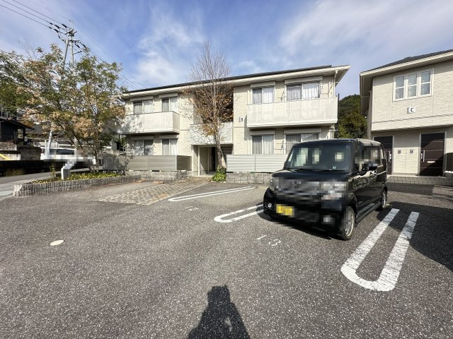 ファルカスⅠ B棟の駐車場