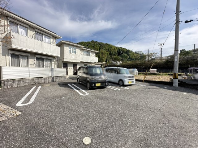 ファルカスⅠ B棟の駐車場