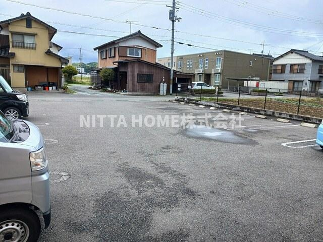 ルミエールⅢ　Ａの駐車場|敷地内に駐車場も完備◎