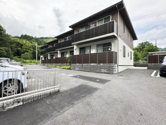 シャーメゾン セルディーナの駐車場