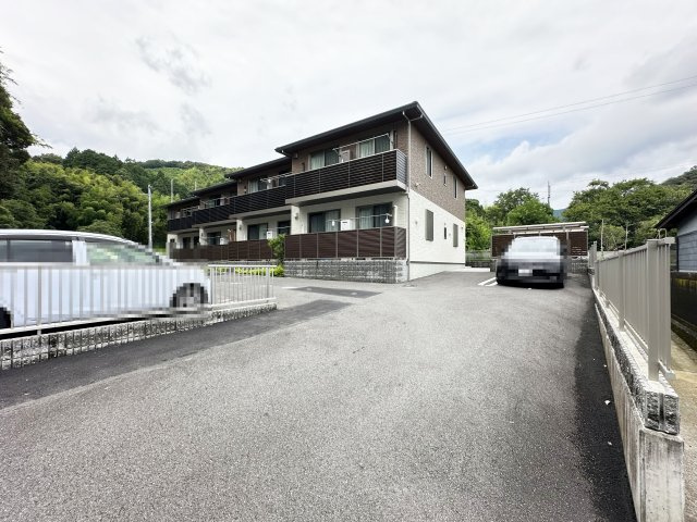 シャーメゾン セルディーナの駐車場